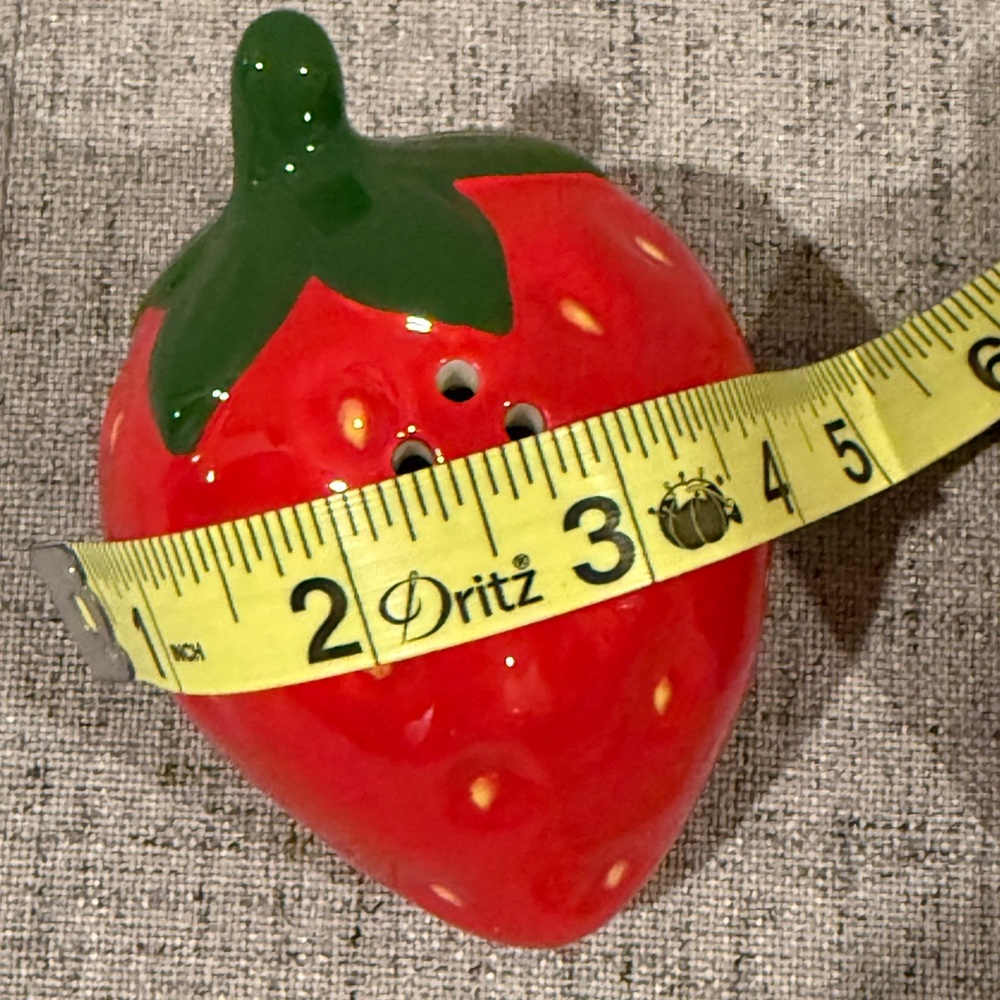 Strawberry Ceramic Salt & Pepper Shakers - Red - Picture 5 of 6
